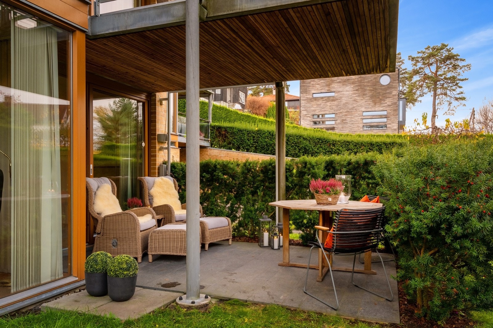Fra stuen kan man tre direkte ut på en nordvestvendt, romslig terrasse. Galleribilde