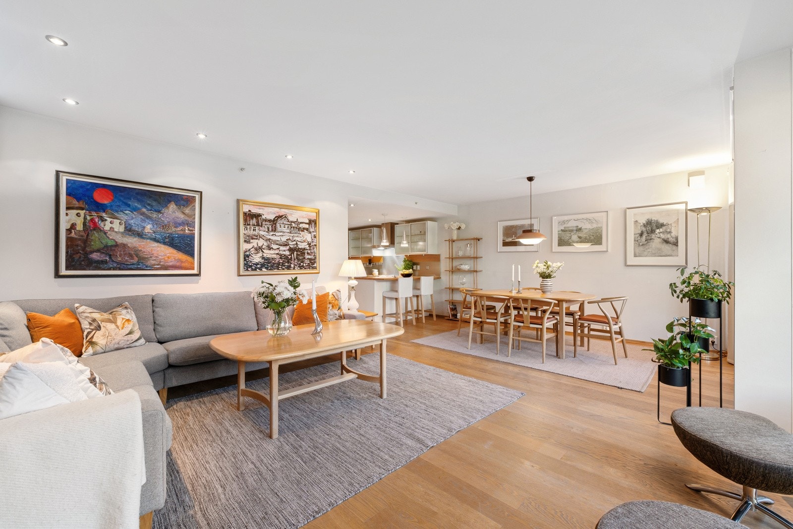 Stuen er romslig med god plass til sofagruppe, spisebord og øvrig møblement. Galleribilde