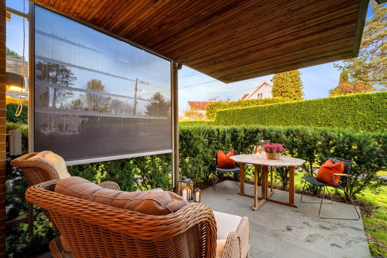 Terrassen er skjermet med hekk og har god plass til utemøbler og grill. Galleribilde