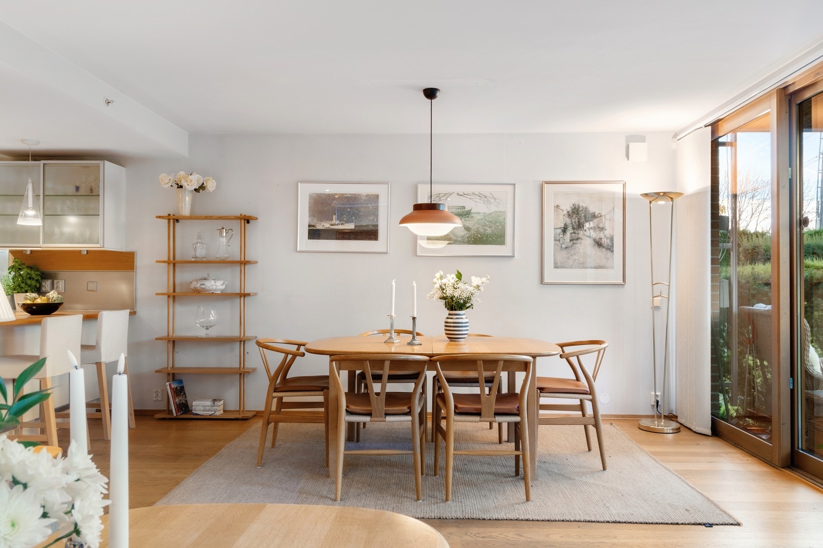 Man har enkel tilgang til spisestue fra kjøkken. Her har man god plass til stort spisebord. Galleribilde