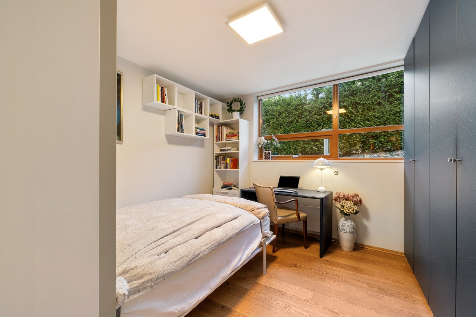 På soverom nr.2 er det montert garderobe og uttrekkbar seng (montert på vegg). Sengen medfølger i utgangspunktet ikke men kan kjøpes etter avtale med selger. Galleribilde