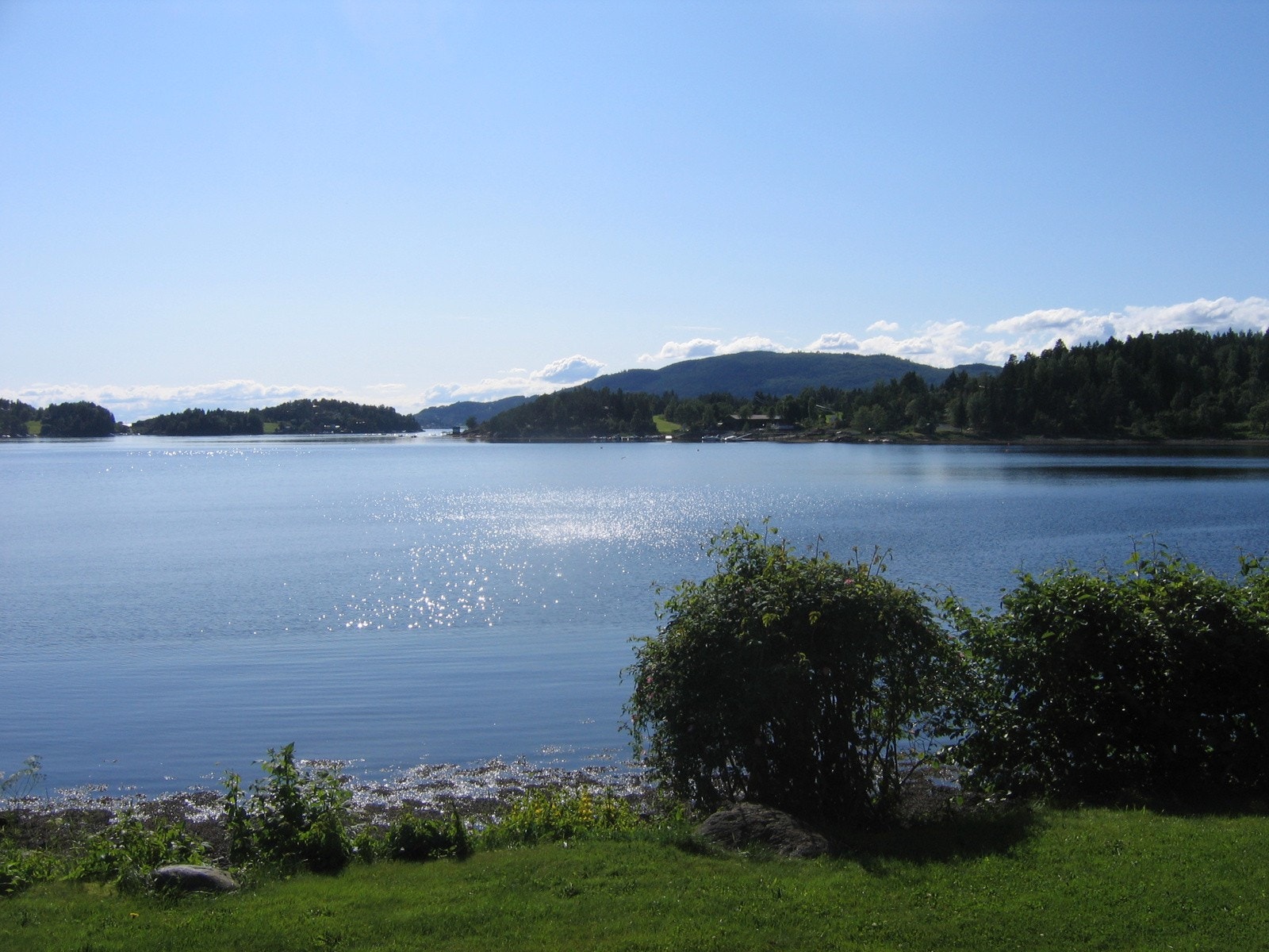 Det er en flott båtbrygge kun 750 meter unna med foreløpig ledig båtplass. Med båt på sjøen er det duket for fine turer og fjordfiske. Galleribilde