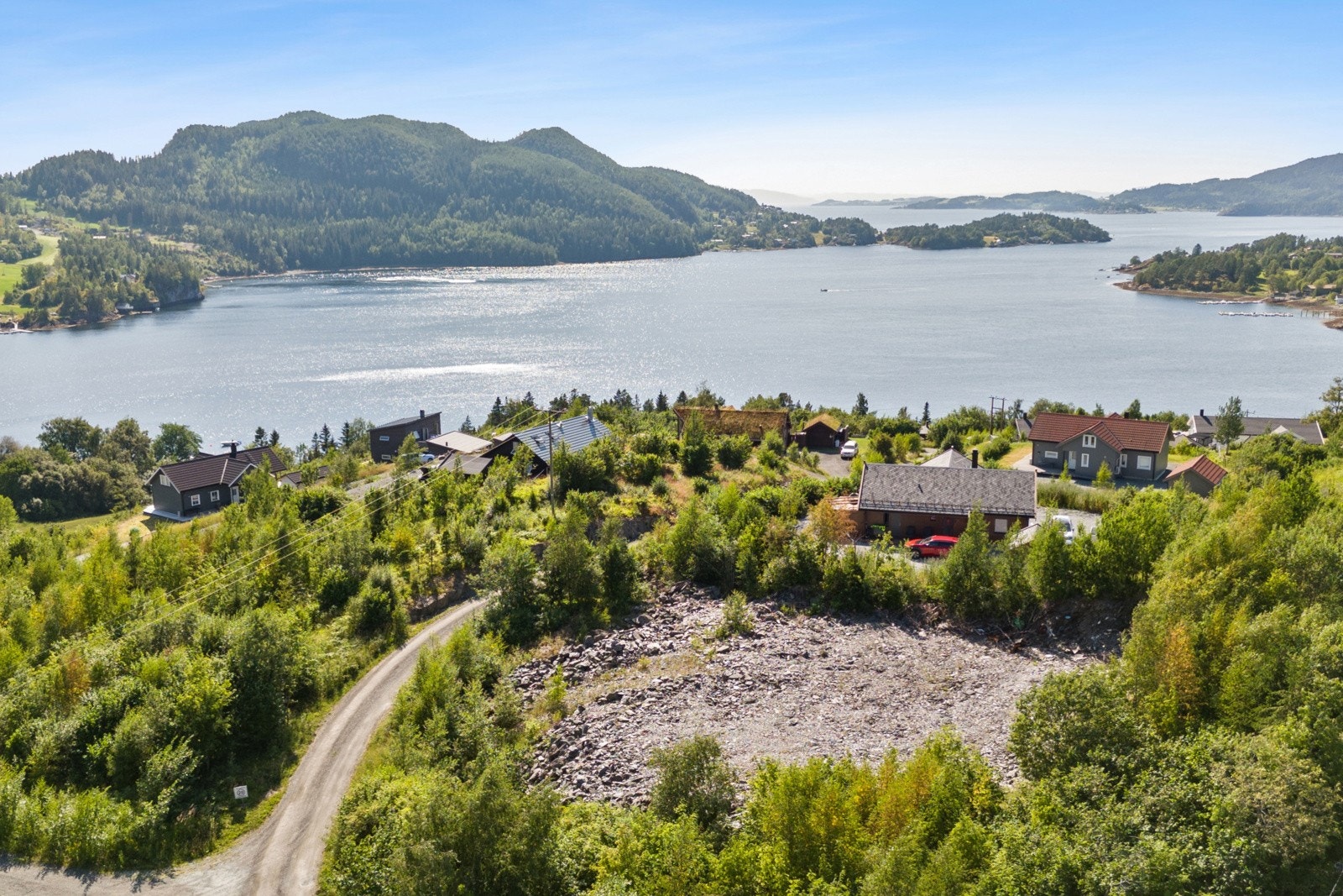 PrivatMegleren v/Torstein Nordby har gleden av å presentere en flott fritidstomt på hele 1983 kvm, beliggende i idylliske Lofjorden i Åsenfjord. Galleribilde