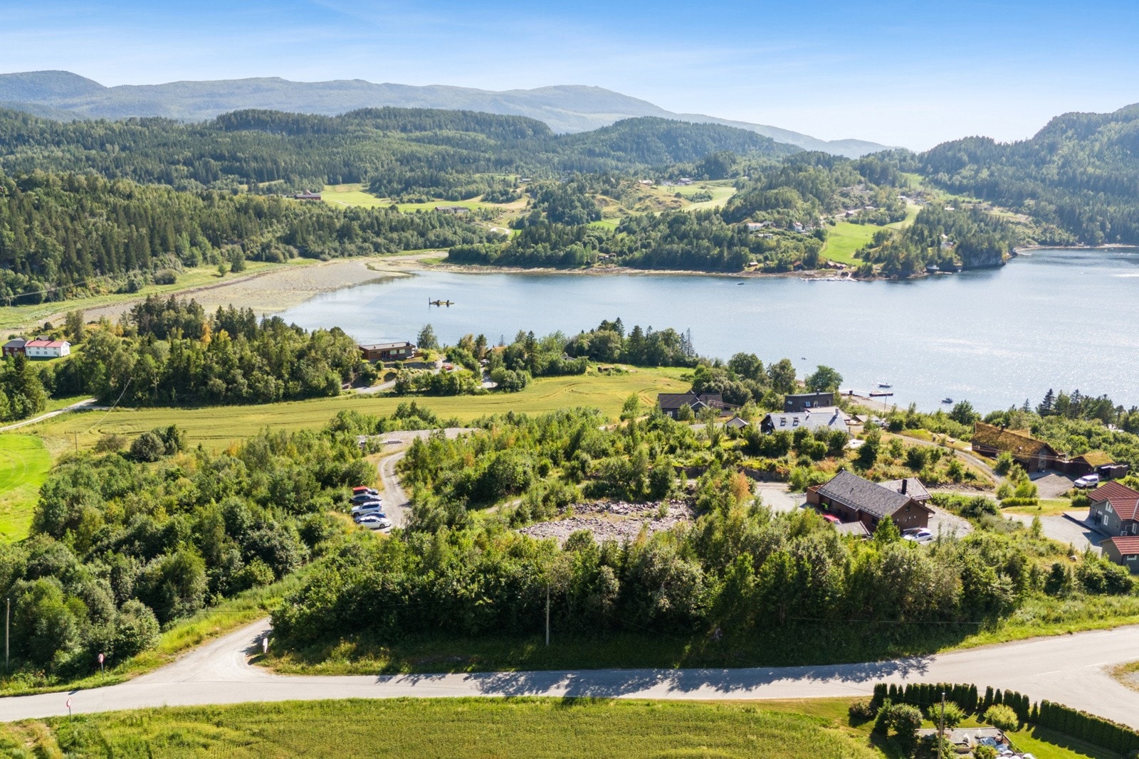 Eiendommen kan tilkobles kommunalt vann via private stikkledninger. Eiendommen må tilknyttes privat avløpshåndtering, avløpsvann ledes til Treco AS sitt renseanlegg i Tinbuen hyttefelt. Galleribilde