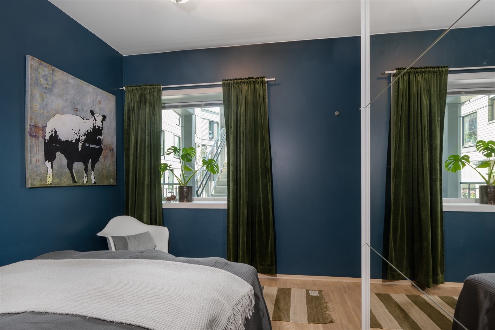 Det er satt inn skyvedørsgarderobe med speilfronter. Galleribilde