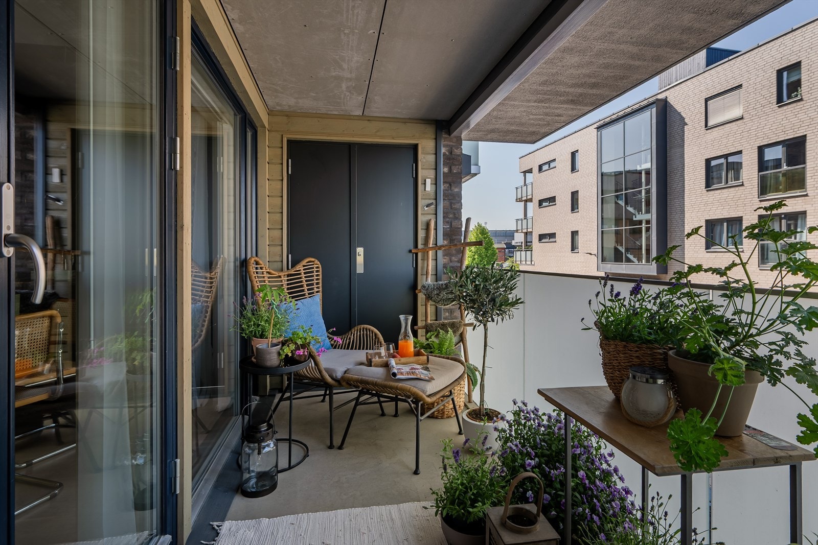 Som en forlengelse av stuen har man utgang til overbygd balkong. Galleribilde