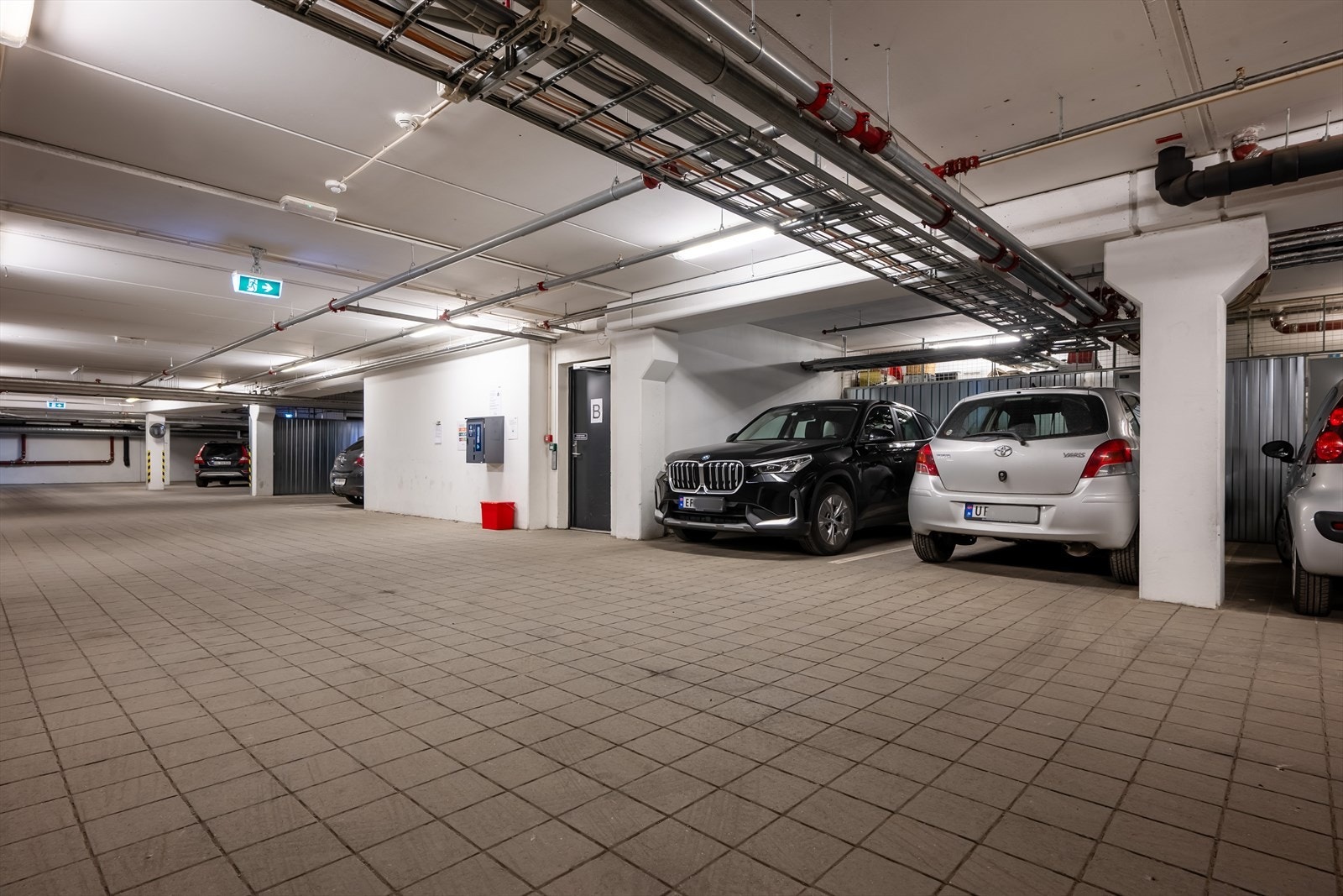 Garasje med elbil-lader. Galleribilde