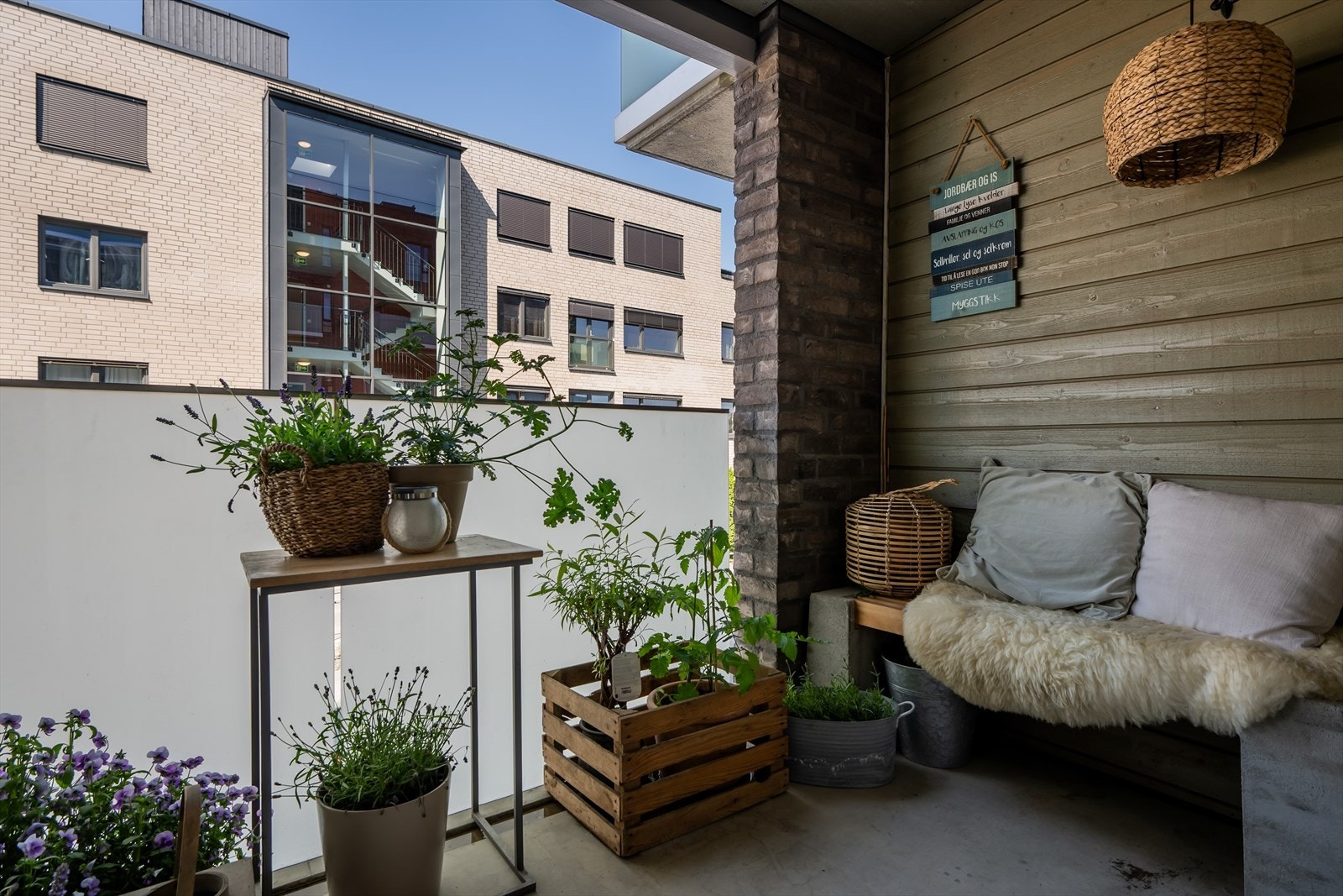Man har en bod i tilknytning balkongen samt at det disponeres en bod på bakkeplan. Galleribilde