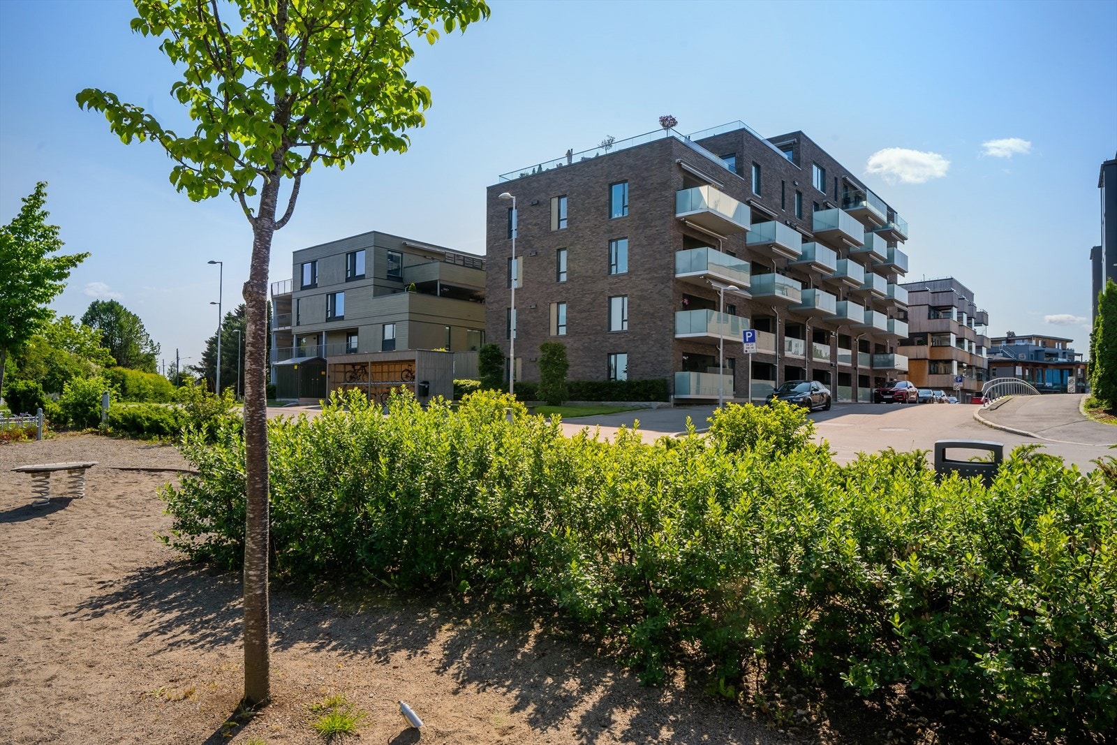 Leiligheten ligger i et meget attraktivt og sentralt område på Sørumsand i Lillestrøm kommune. I Sørumsand er det skoler for alle alderstrinn, god offentlig kommunikasjon med både buss og tog, samt gode servicetilbud og flere fasiliteter. Galleribilde