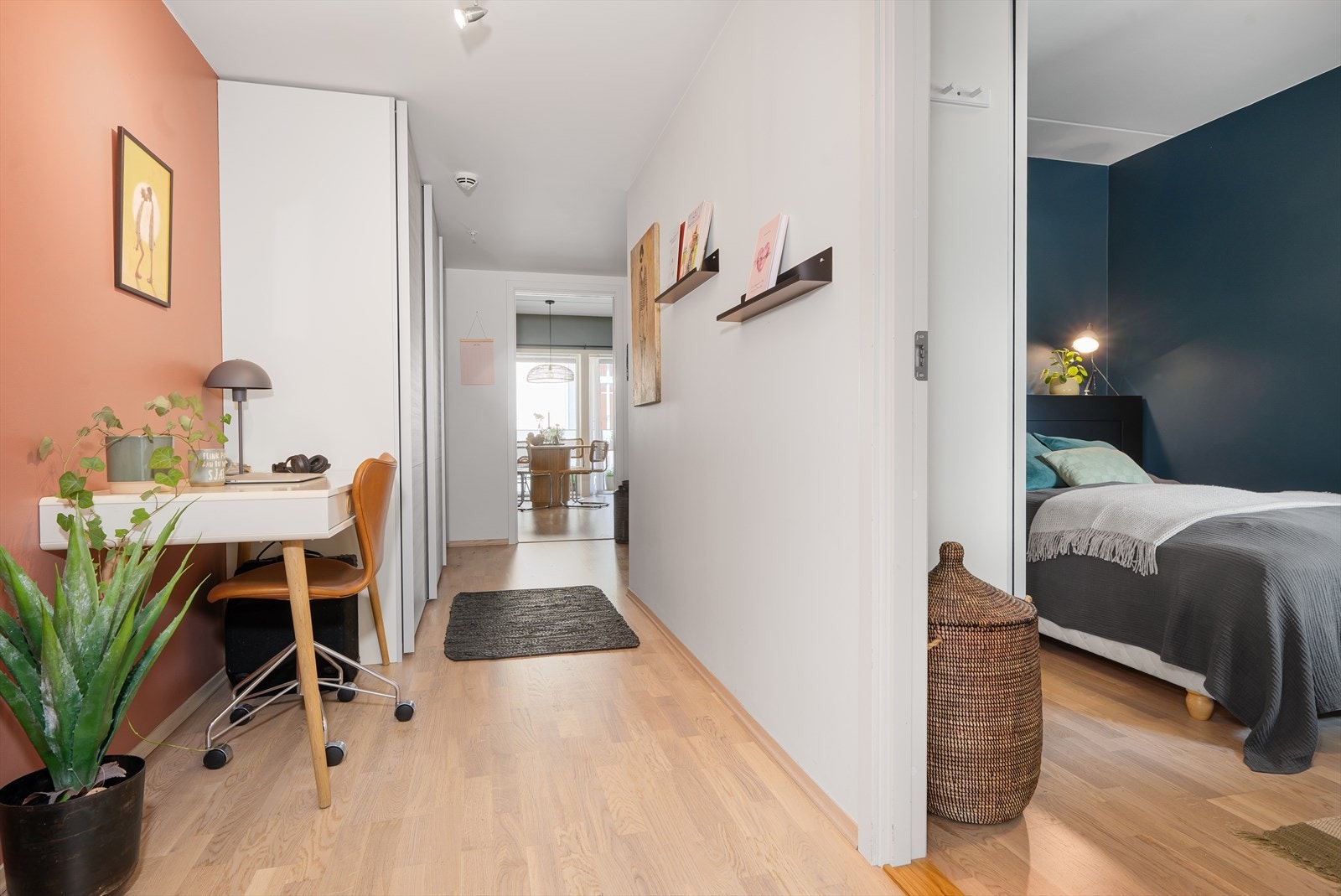 Leiligheten har en romslig entré med skyvedørsgarderobe. Galleribilde
