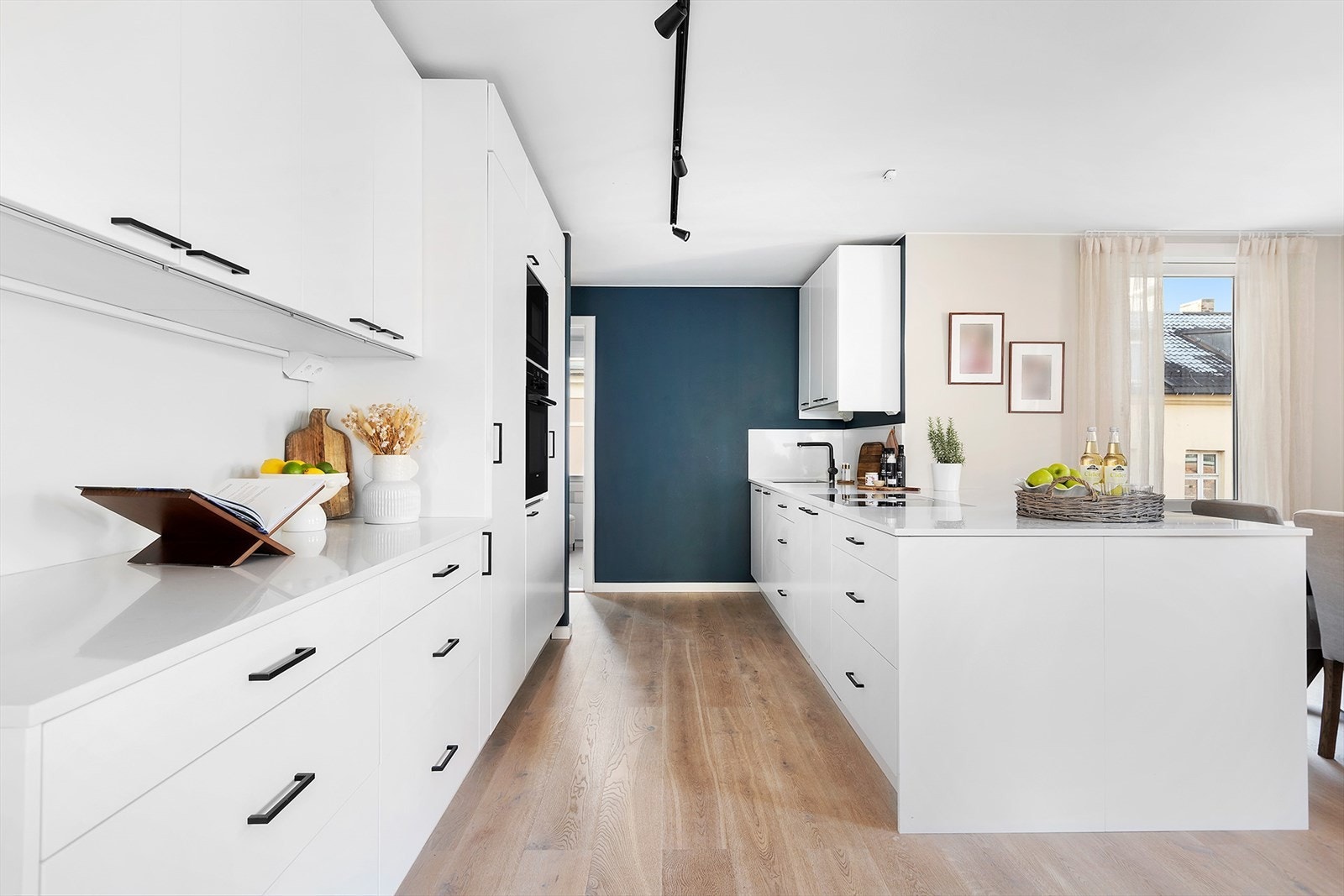 Lekker kjøkkeninnredning fra Epoq med rikelig skap- og benkeplass Galleribilde