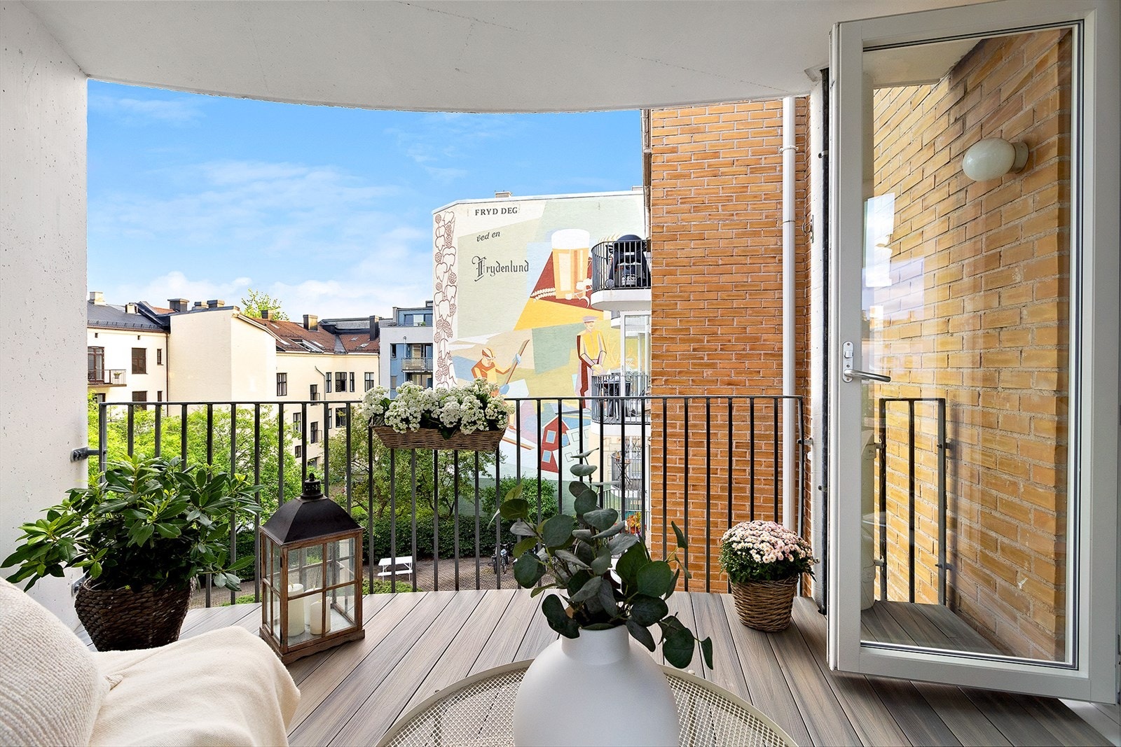 Videre adkomst ut til solrik balkong på 8 kvm - Sol fra ca. 11-16 på sommerstid Galleribilde