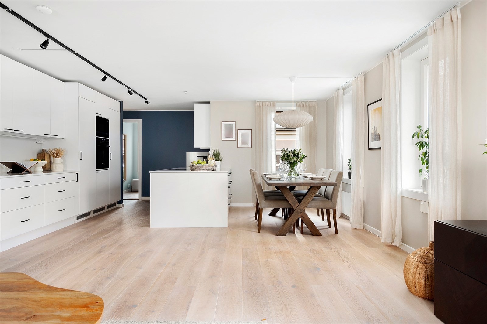 Leiligheten er malt i delikate fargevalg som står i stil med lekker enstavs parkett på gulv Galleribilde