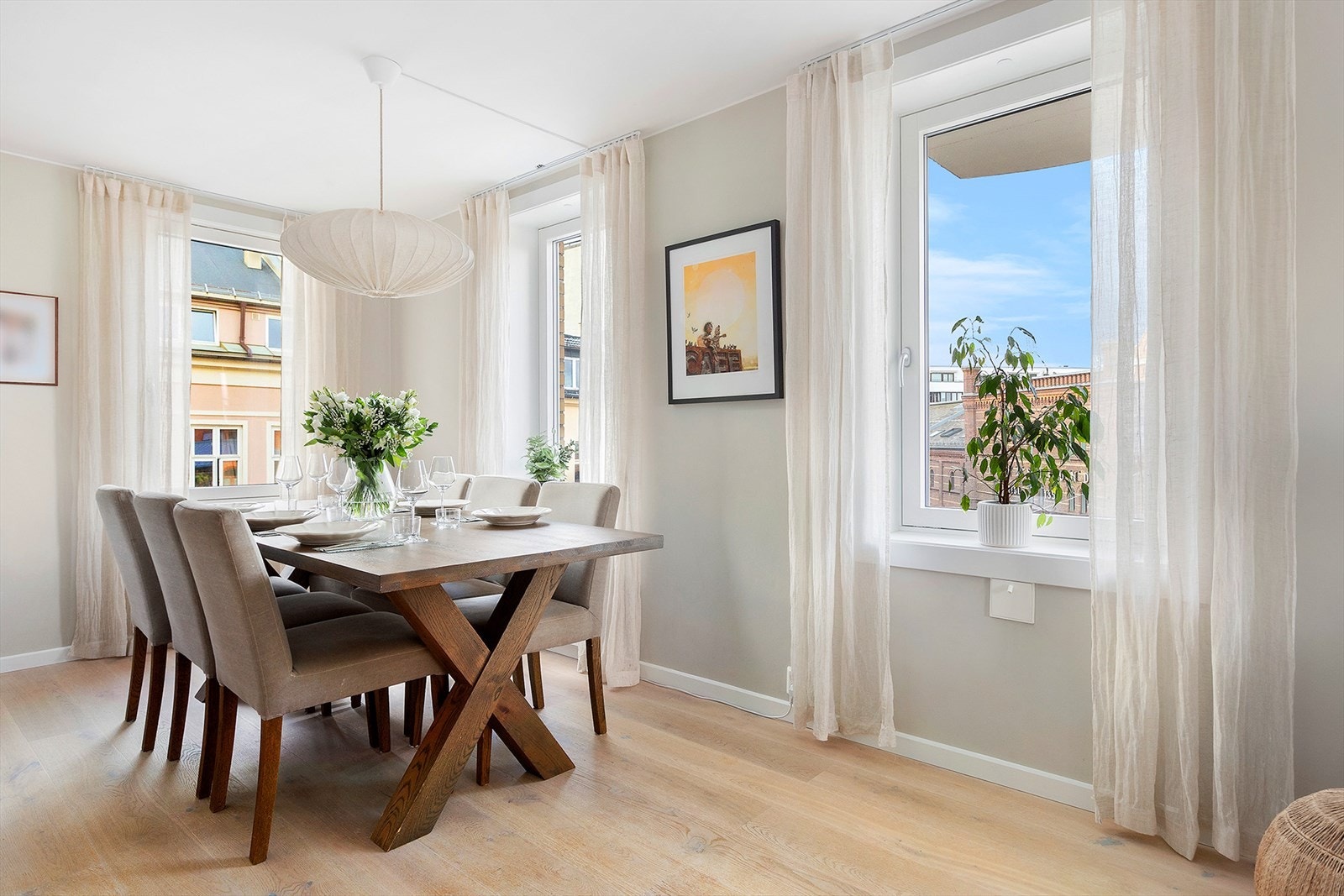 God plass til større spisebord i tilknytning til kjøkken og fantastiske vindusflater Galleribilde