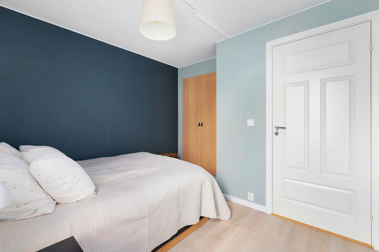 Snekkerbygget garderobe i nisje med plass til oppbevaring Galleribilde