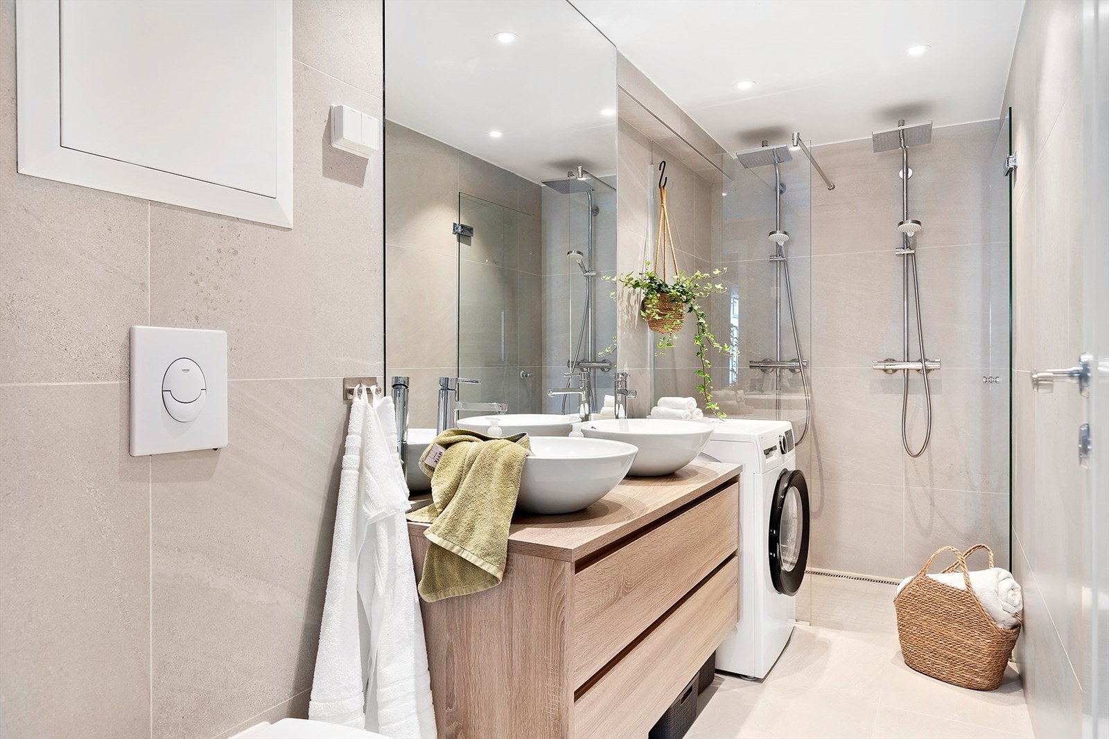 Moderne, flislagt baderom fra 2018 med gulvvarme og spotbelysning (ny termostat i 2025) Galleribilde