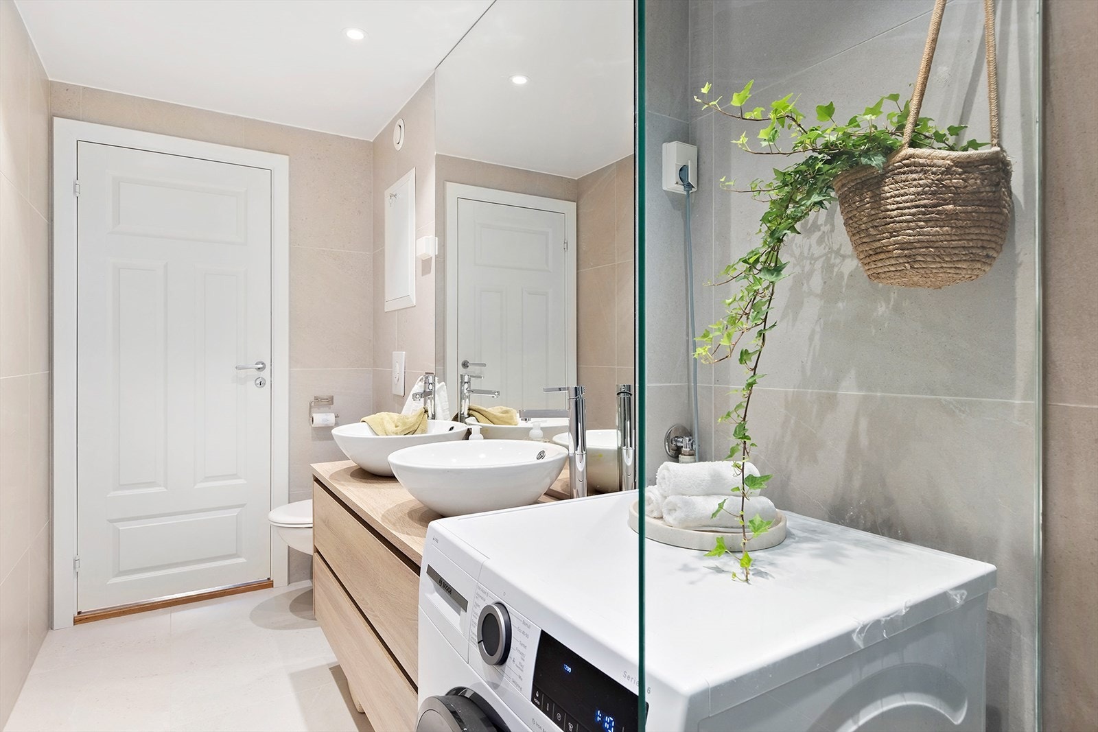 Opplegg og plass til vaskemaskin og tørketrommel Galleribilde