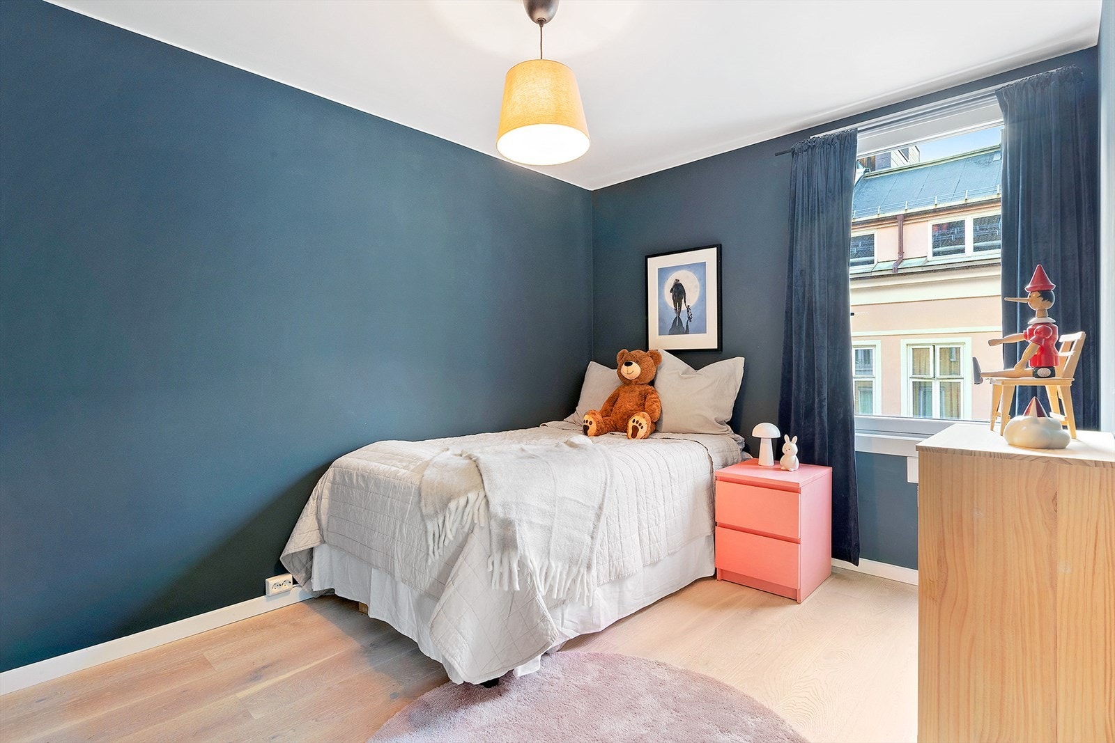 Soverom 3 er også av god størrelse med plass til dobbeltseng, nattbord og øvrig soveromsmøblement Galleribilde