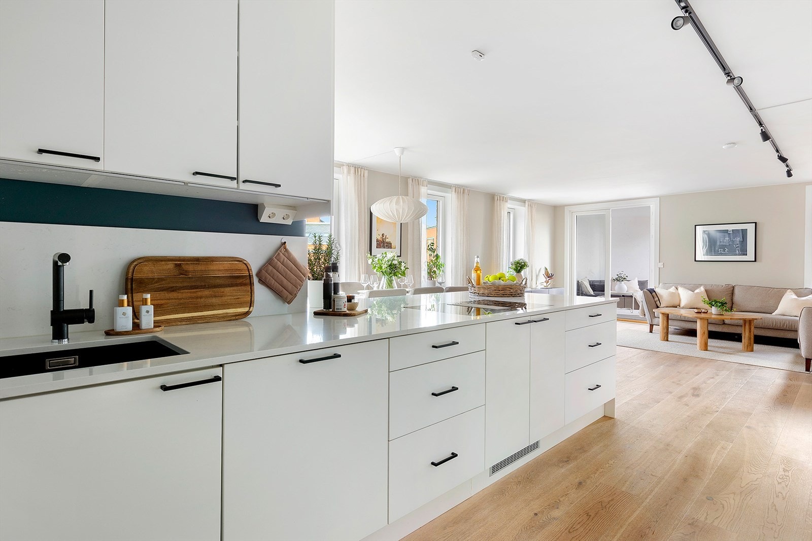 Backsplash i samme utførelse som benkeplate gir en helhetlig følelse Galleribilde