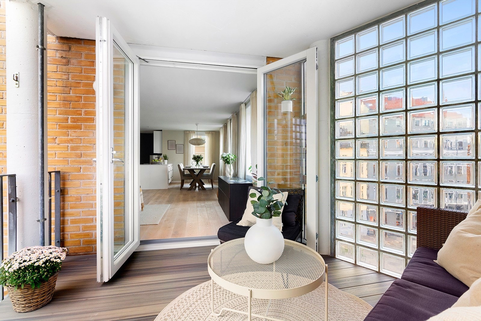 Innglasset vegg gir en skjermet følelse, samtidig som lys slippes inn Galleribilde