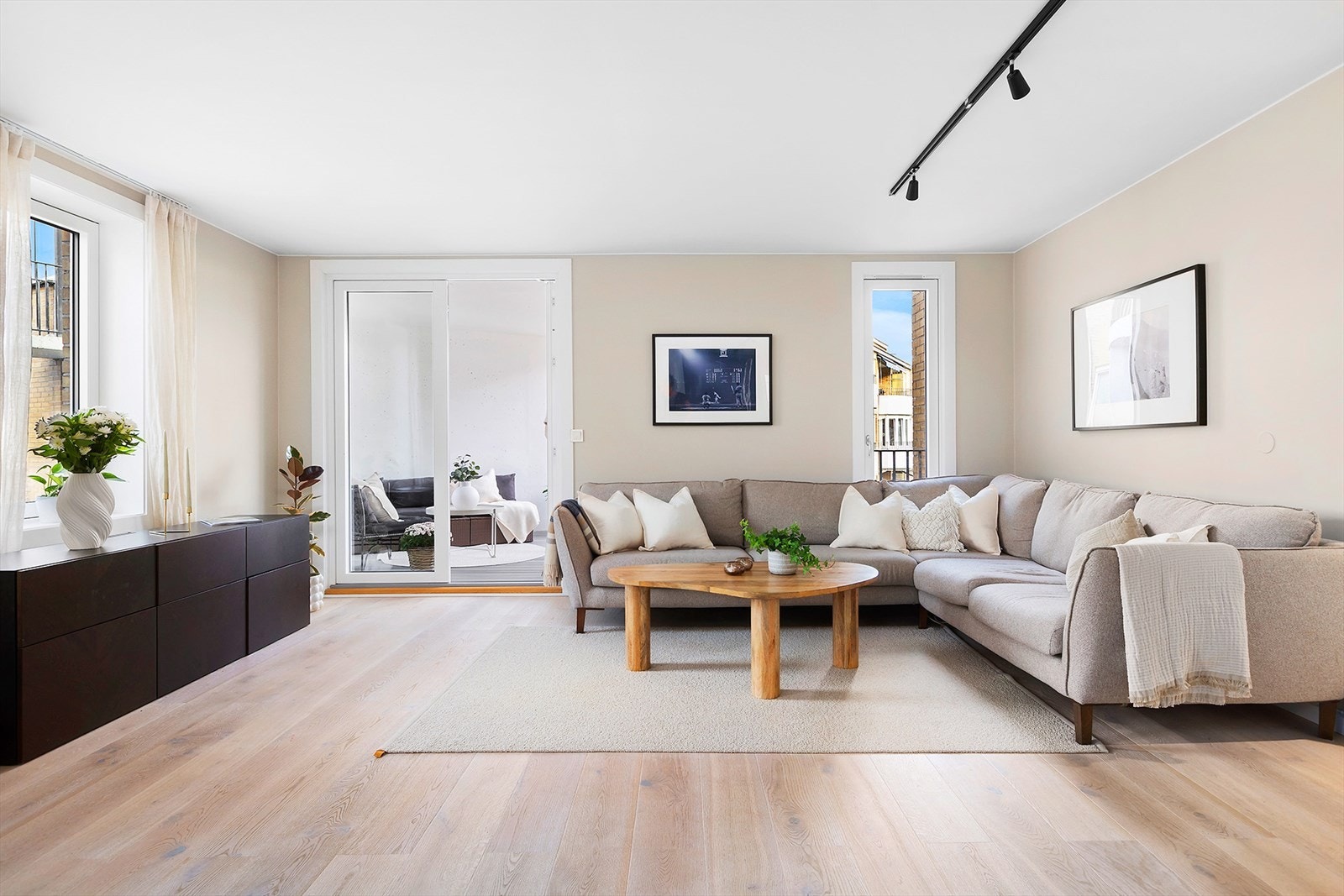 God plass til stor sofaseksjon i naturlig avstand fra TV med tilhørende møblement Galleribilde