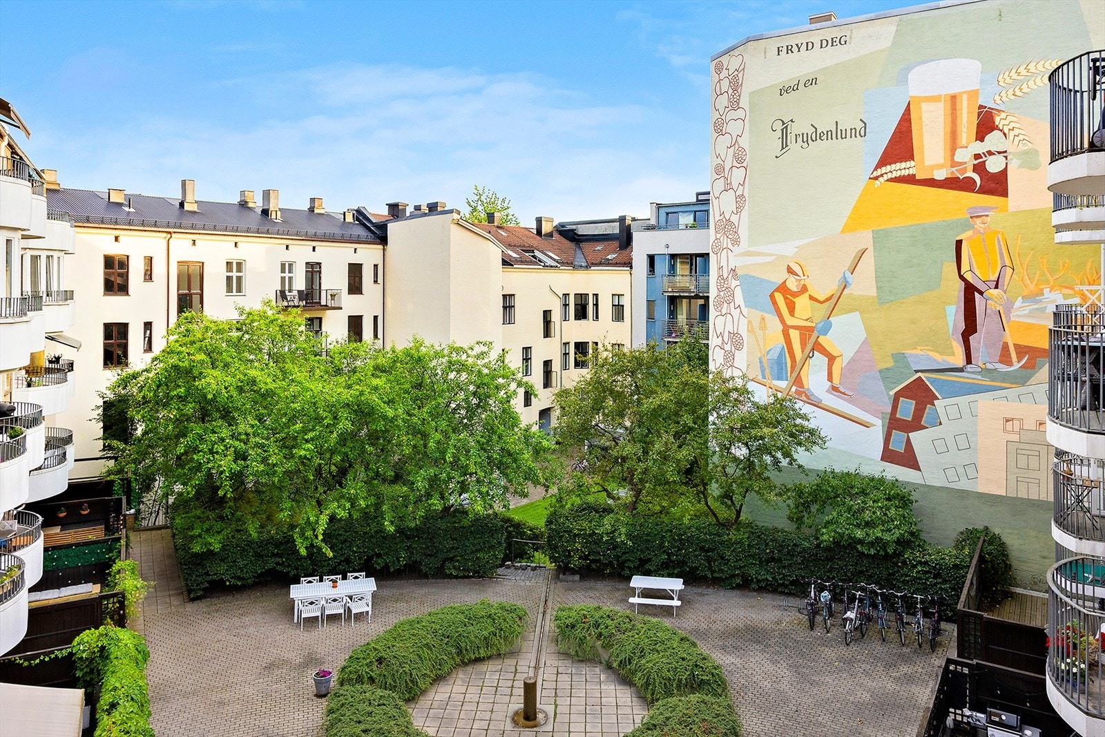 Fra balkongen har du flott utsyn mot hyggelig indre gårdsrom Galleribilde