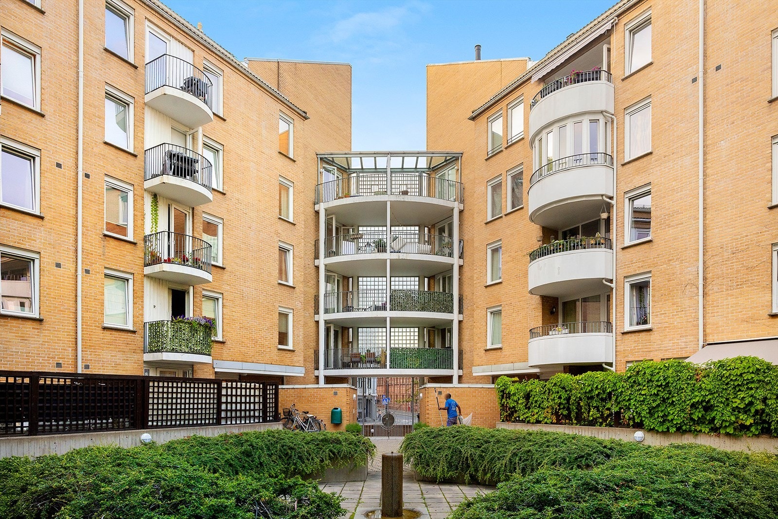 Flotte fellesarealer med sittegrupper og grill - Det medfølger parkeringsplass i felles garasjeanlegg Galleribilde