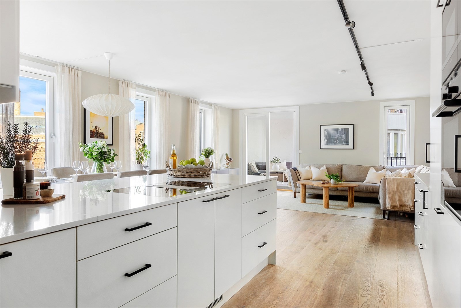 Moderne og sosial planløsning som deles naturlig av i ulike soner Galleribilde