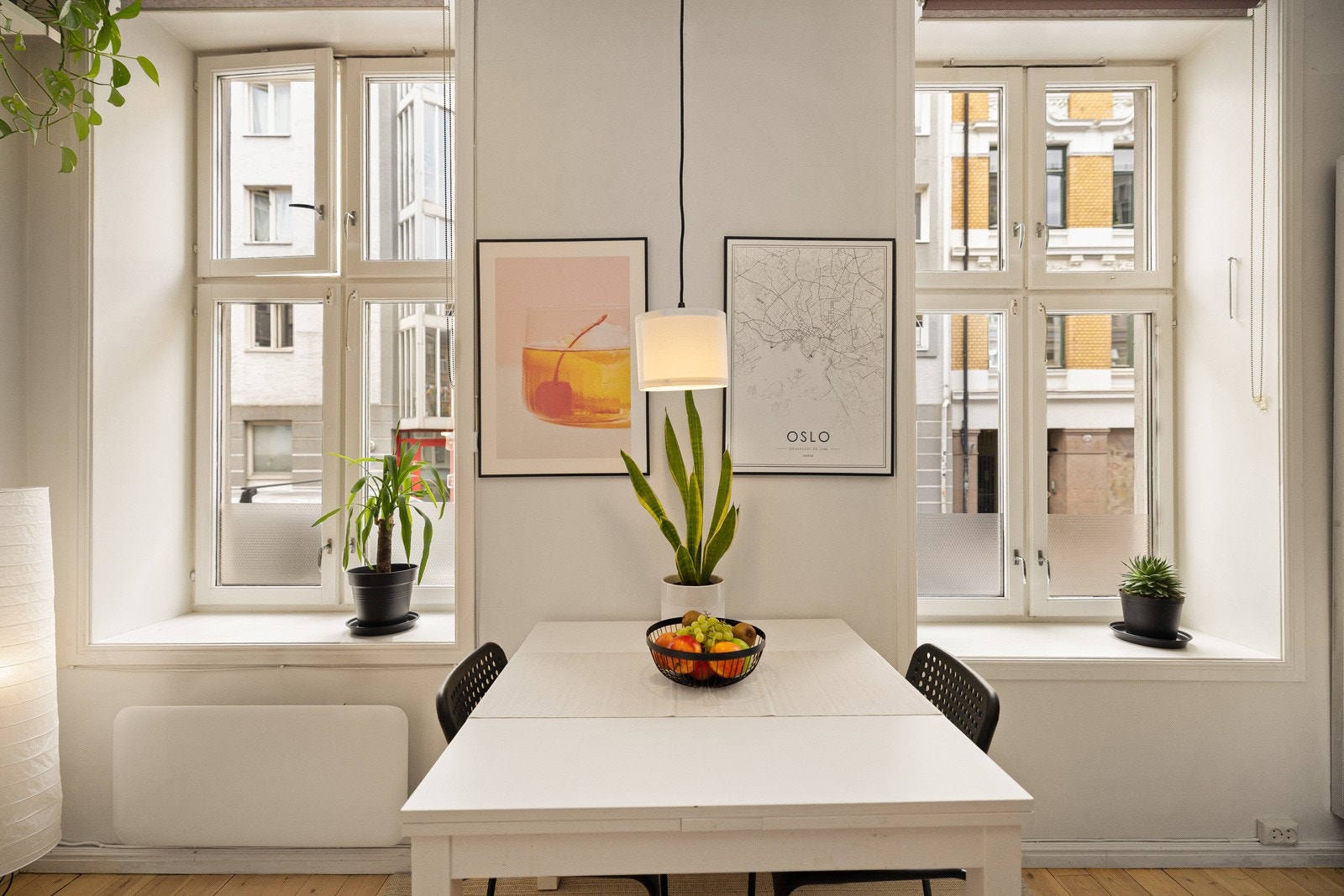 Det er god plass til et spisebord ved vinduet. Galleribilde