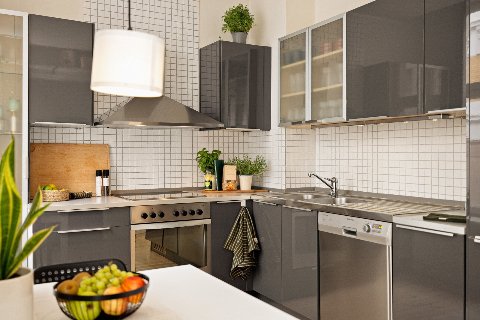 Kjøkkenet er fra 2013 og er innredet med mørke fronter og benkeplate av laminat. Galleribilde