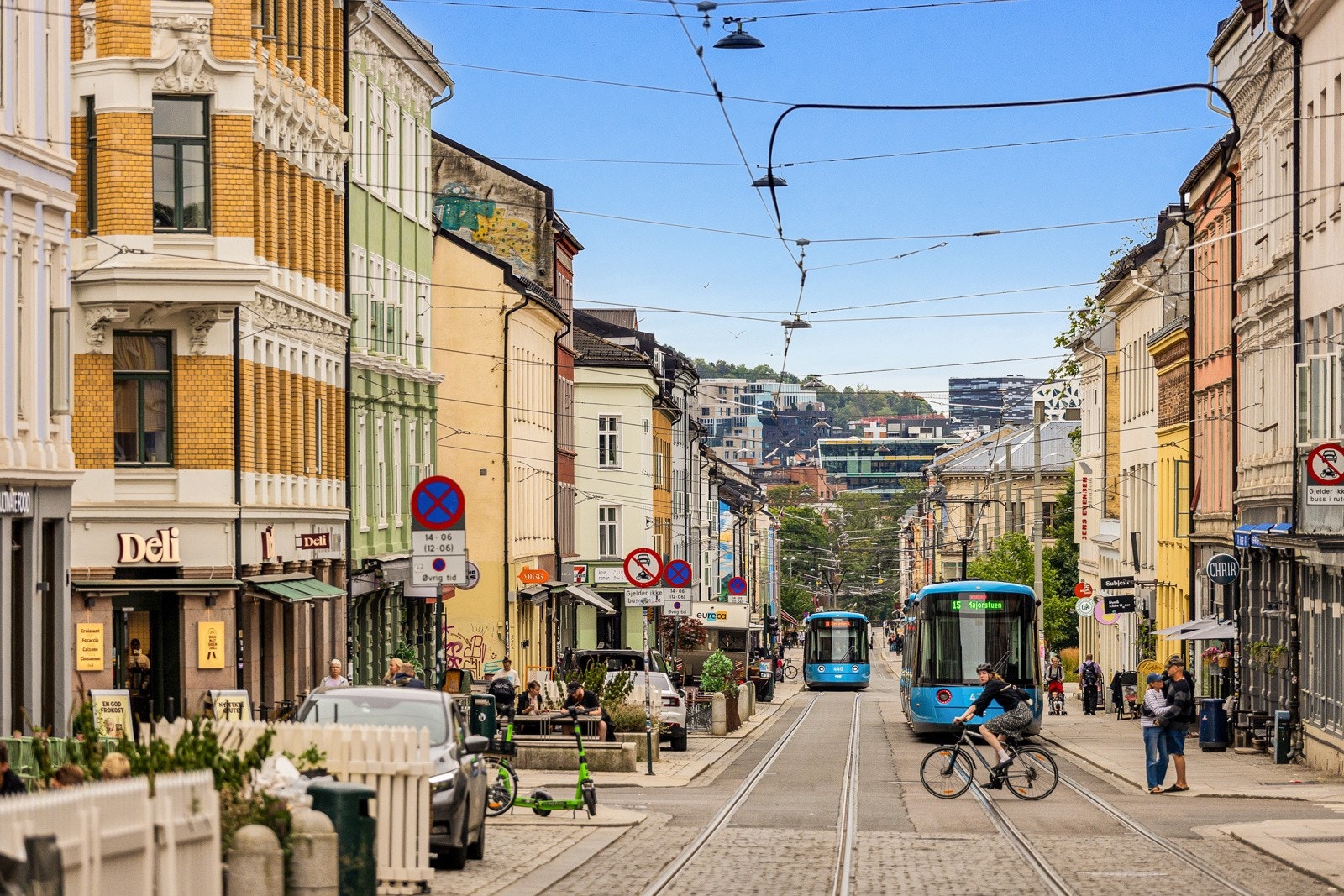 Leiligheten har en sentral og tilbaketrukket beliggenhet med umiddelbar nærhet til butikker, restauranter, kollektivtransport og flere fine parkanlegg. Galleribilde