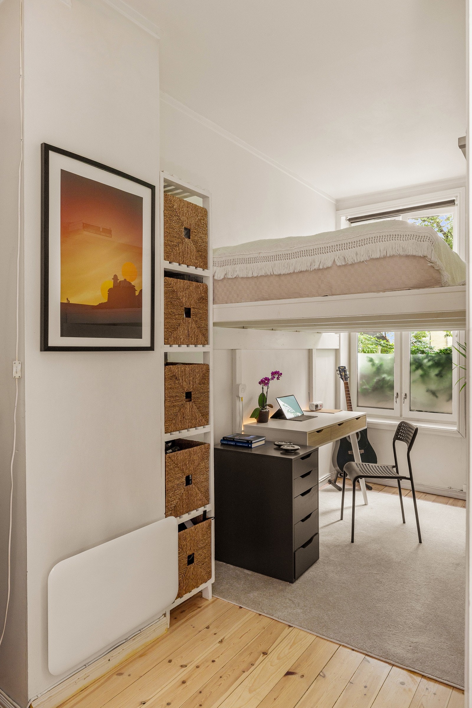 Lyst soverom med stort vindu. Galleribilde