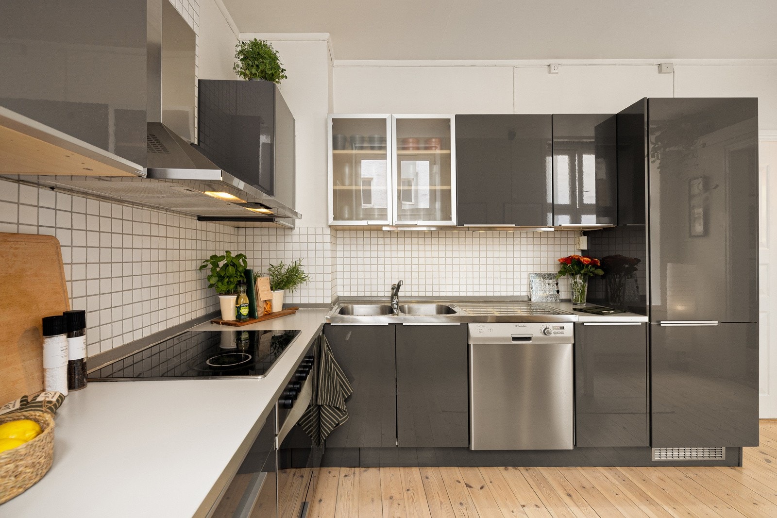 Integrerte hvitevarer som komfyr, keramisk platetopp, oppvaskmaskin og kjøleskap med frysedel følger med. Galleribilde