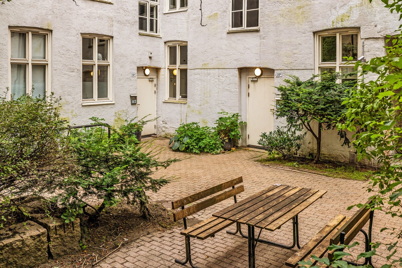 Balkgården er innredet med flere sittegrupper. Galleribilde