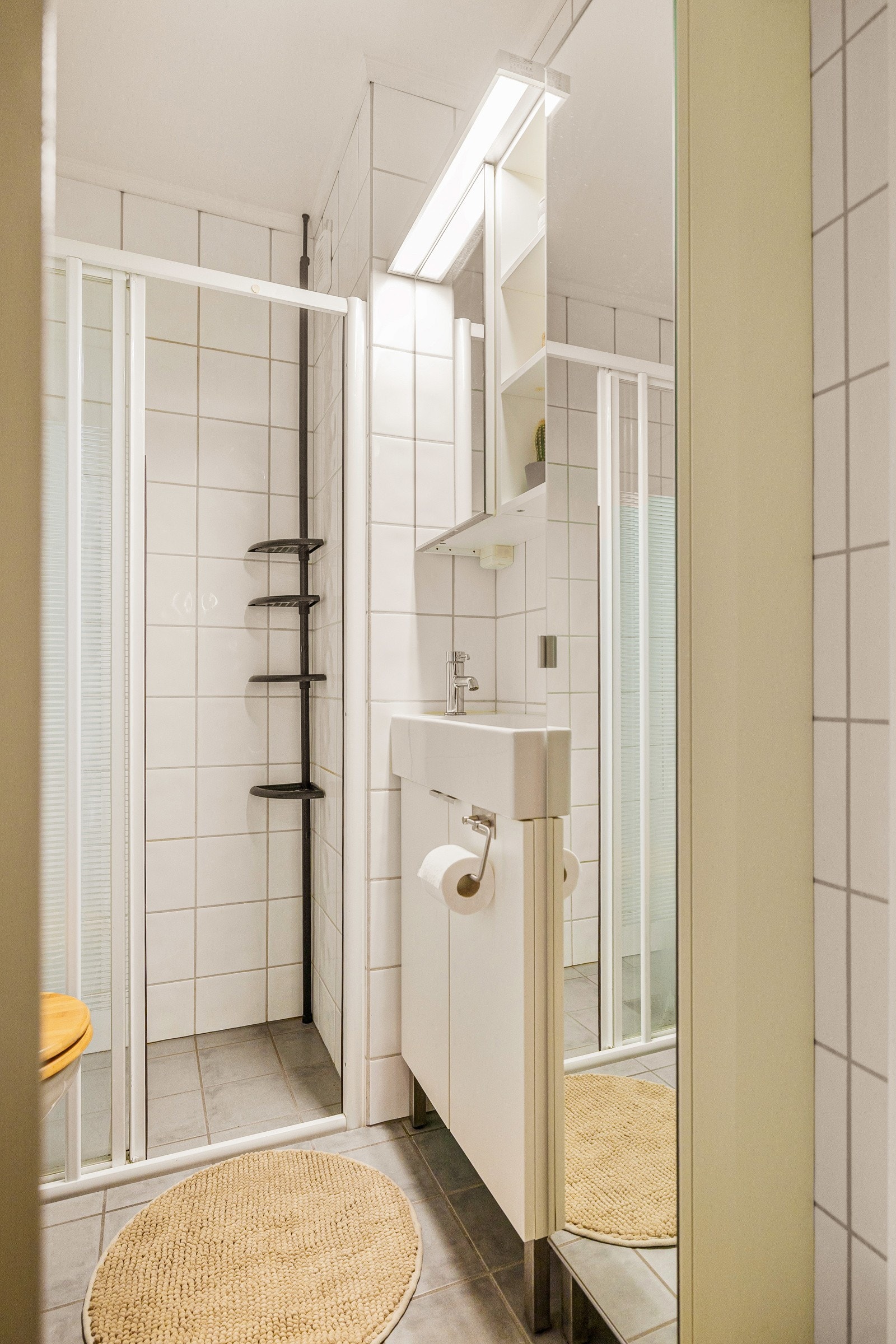 Lyst og flislagt baderom med gulvvarme fra 2000. Galleribilde