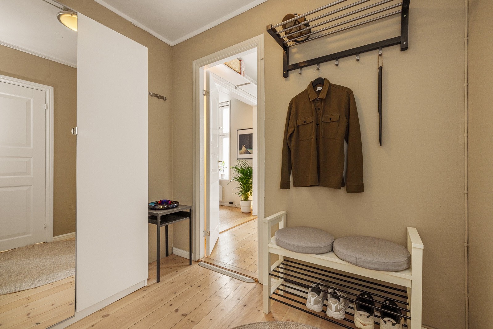 Når du kommer inn i leiligheten blir du møtt av en romslig entré som gir et godt førsteinntrykk. Galleribilde