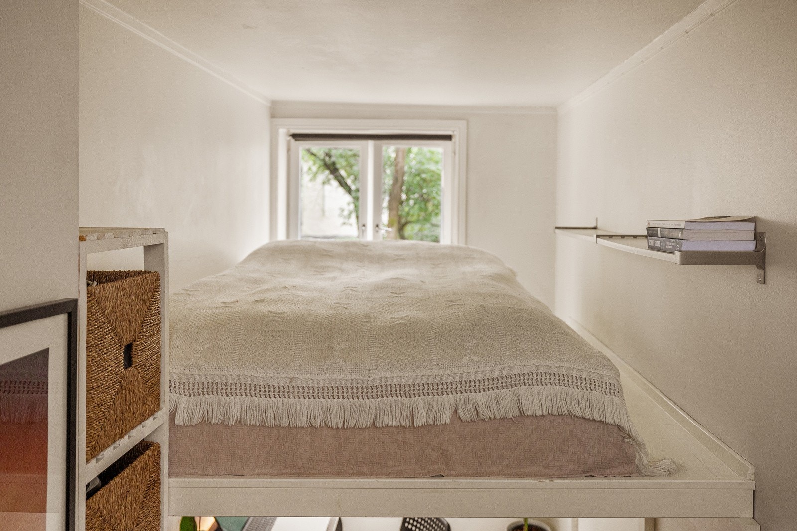 Rommet har en praktisk løsning med plass til både seng og kontor. Galleribilde