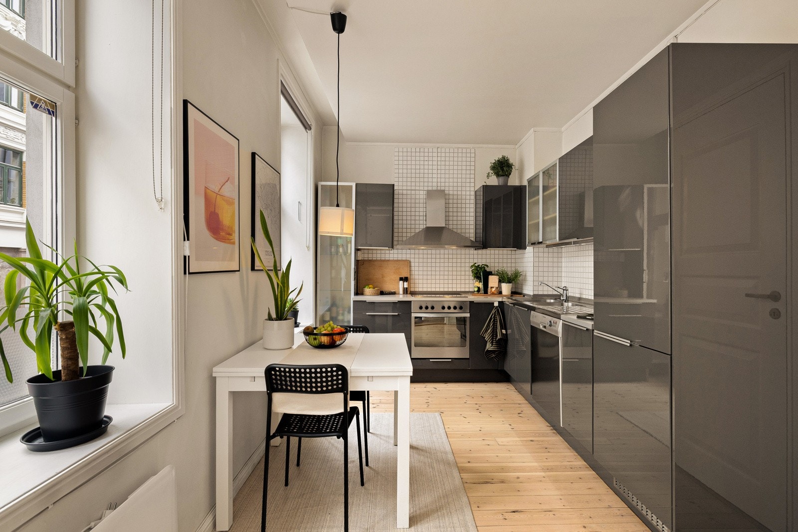 Leiligheten har et pent kjøkken med god benke- og skapplass. Galleribilde