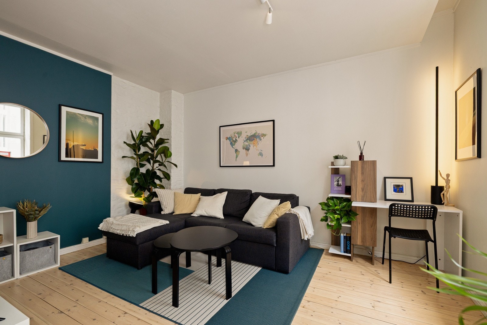 Stuen byr på gode møbleringsmuligheter, med plass til sofagruppe, tv-seksjon og spisebord. Galleribilde