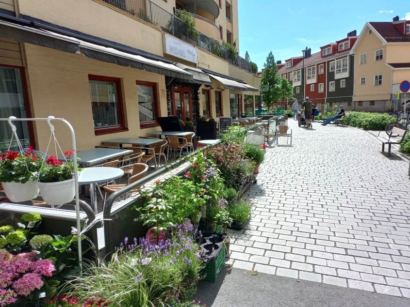 Rett oppi gata ligger Café Passabel, et lunt og hjemmekoselig sted, som serverer husmannskost. Galleribilde