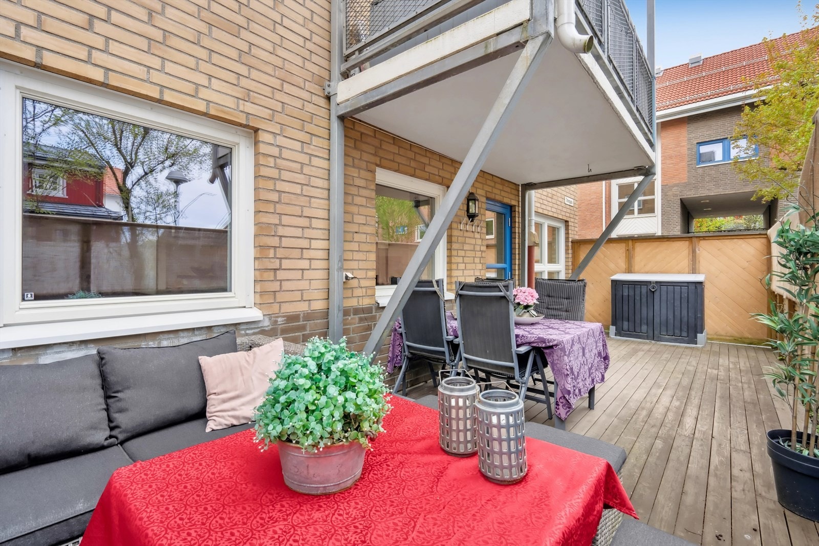 Markterrassen er som en forlengelse av stuen både vår-, sommer- og lange høstdager. På sommerstid er det sol fra morgen til kveld, samtidig som trær og parasoller gir mulighet for skygge. Galleribilde