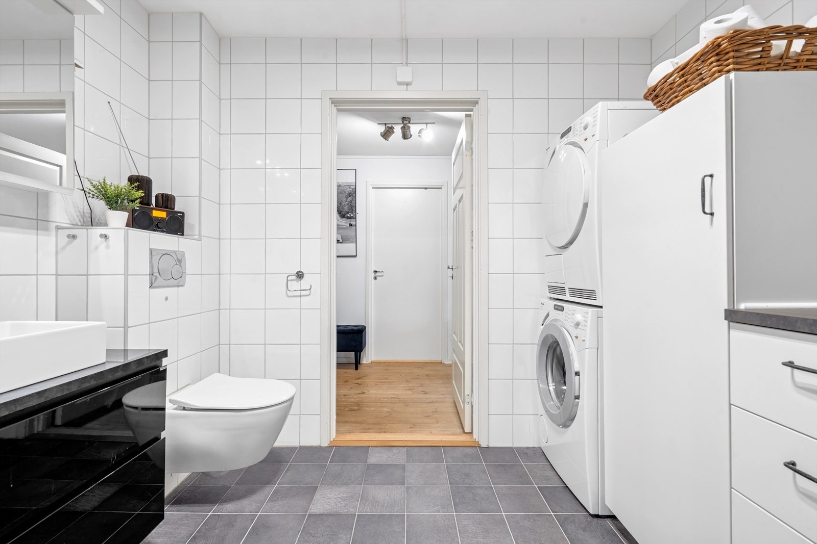 Varmekabler i gulv og avtrekk koblet til kjøkkenet. Galleribilde