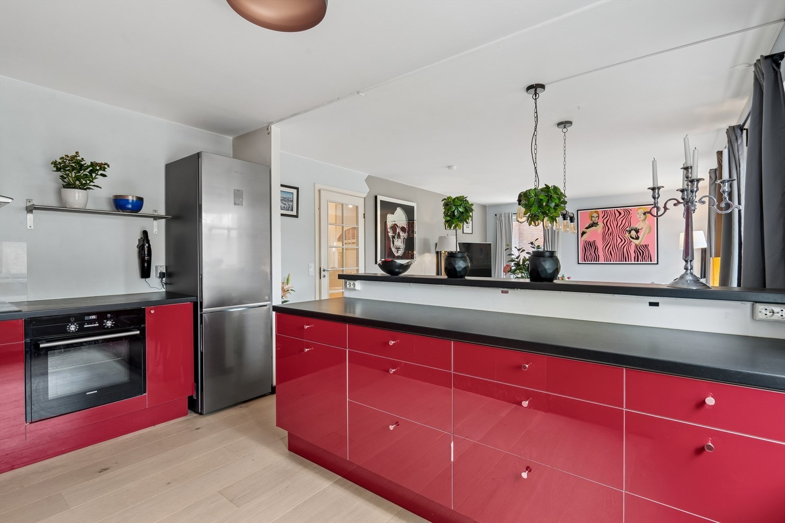 Det er god benke- og skapplass. Galleribilde