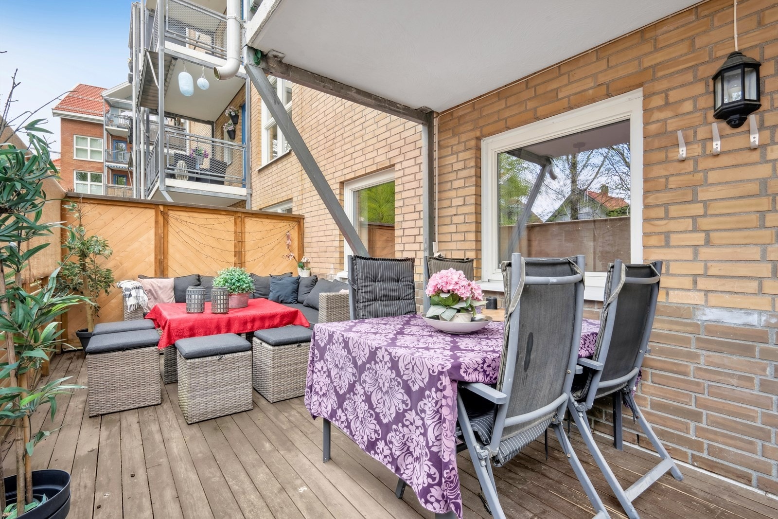 Store vindusflater (vinduer fra 2018) gir en fin stemning og det er utgangsdør til egen markterrasse. Galleribilde