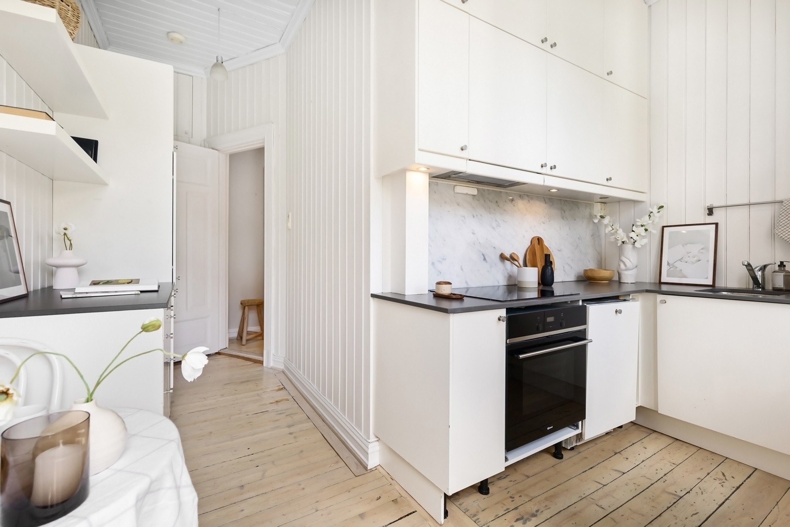 Kjøkkenet har godt med skap- og benkeplass, og lys under overskapene for gode arbeidsforhold Galleribilde