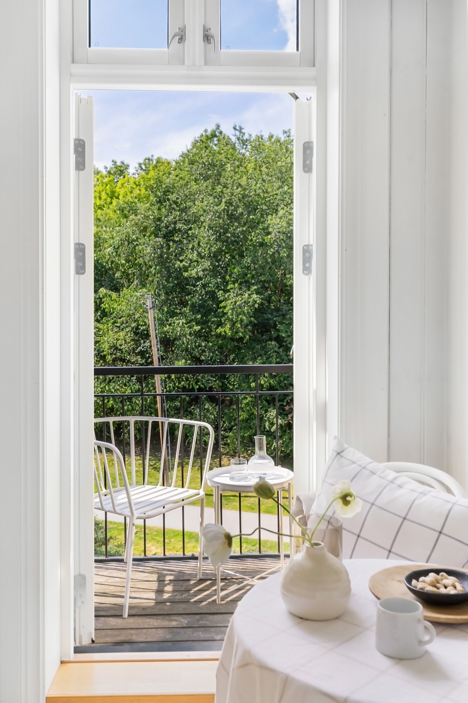 Balkong med plass til koselig kafésett og gode solforhold Galleribilde