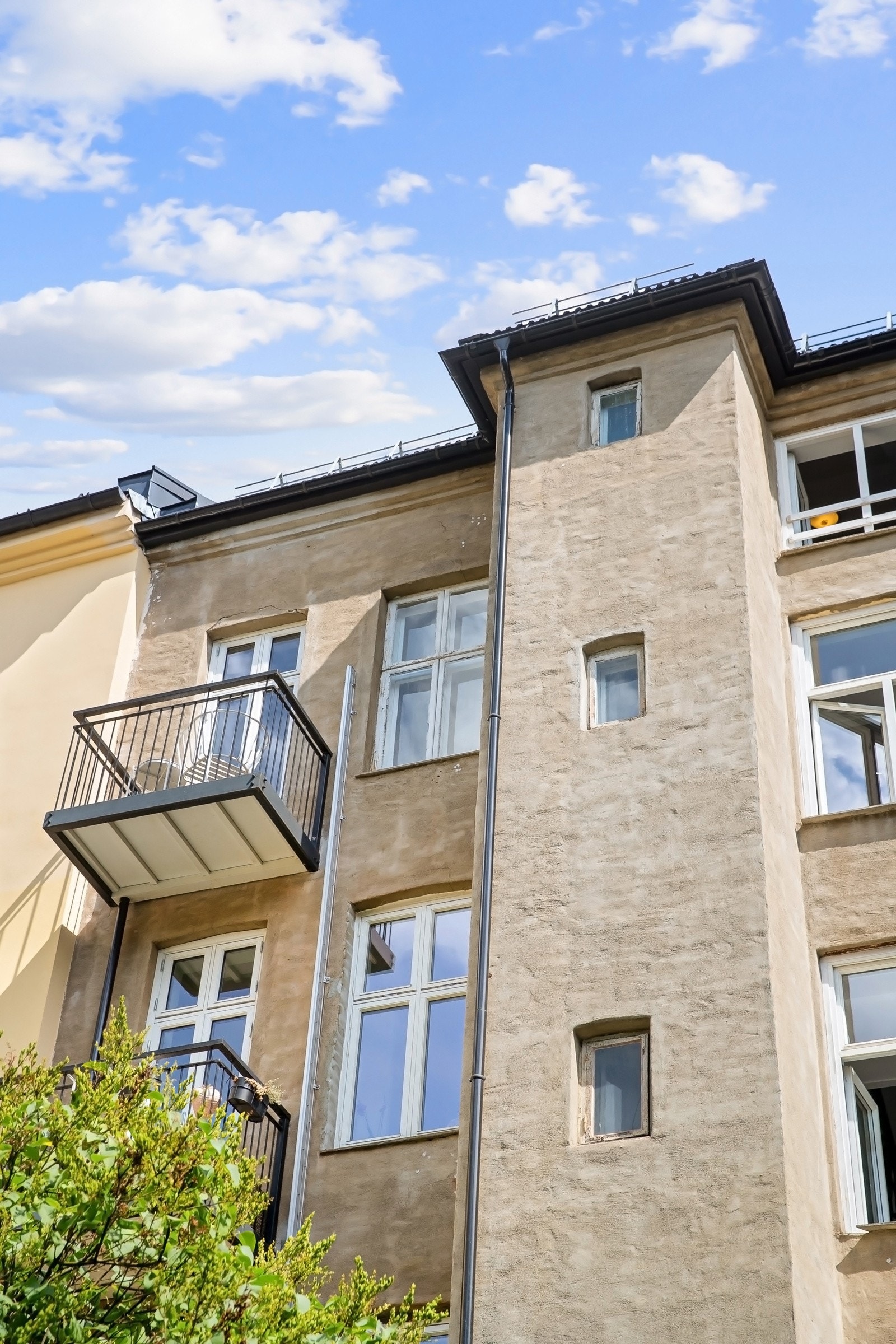 Bakgården er grønn og frodig, med mye flott beplantning Galleribilde