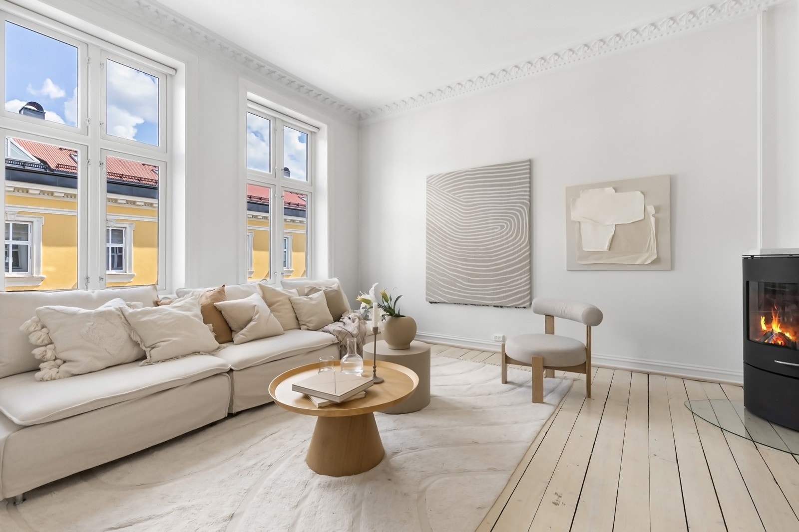 Stuen oppleves som lys og romslig med plass til blant annet sofagruppe med tilhørende møblement, spiseplass og tv-møblement Galleribilde