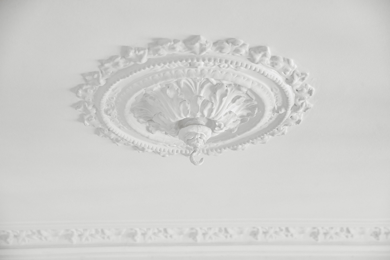 Rosett og stukkatur i himligen gir rommet et klassisk preg Galleribilde