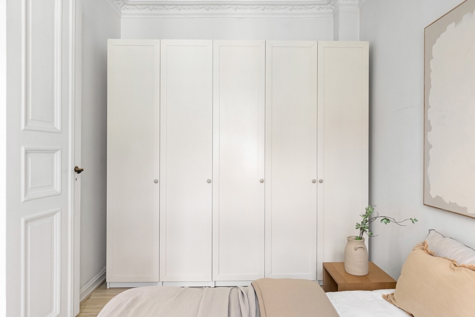 God oppbevaringsplass i stort garderobeskap Galleribilde